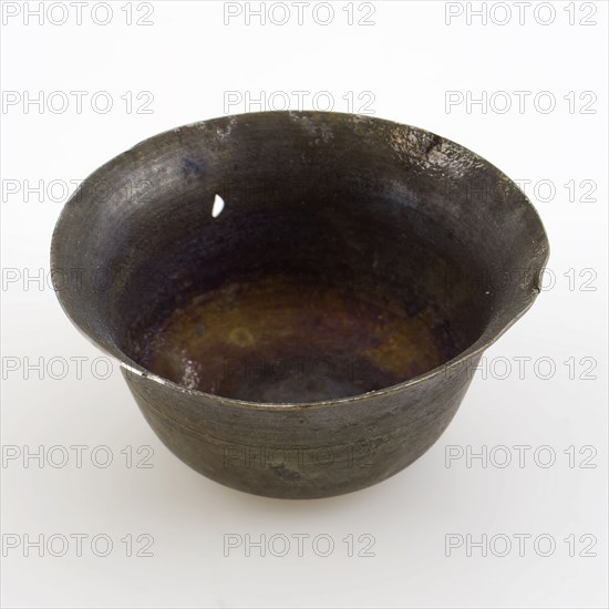 Small tin bowl or bowl, bowl bowl cup holder soil find tin metal, cast pewter bowl on stand ring. Protruding upper edge Unmarked