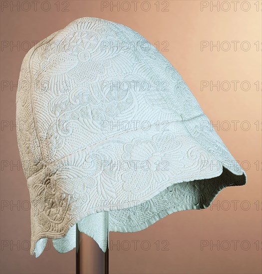 Kraammansmuts, typical cap worn by new fathers, made of white cotton, ball with Zaans stitching, cap hat cap headgear men's