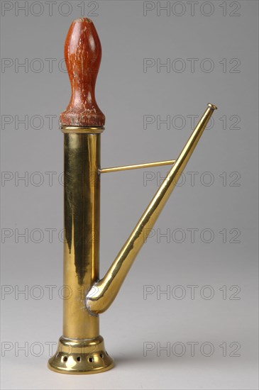 metal worker: Gresnich, Yellow copper miniature glass syringe, spray miniature toy relaxant model wood brass, filed soldered