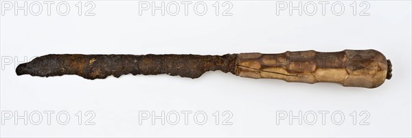 Knife with elongated narrow blade and legs decorated with hexagonal surfaces, knife cutlery soil find bone iron metal