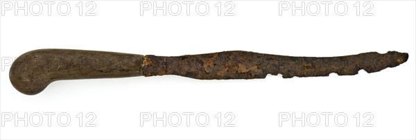 Knife with bent iron blade and wooden handle with round knob at the end, knife cutlery soil find iron wood metal, archeology