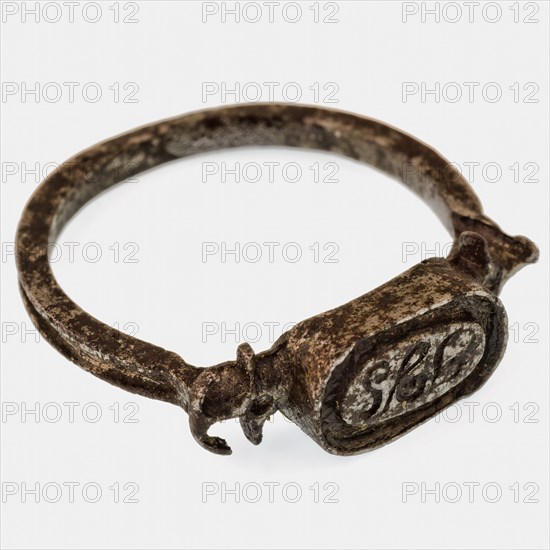 Ring with oval stamp, on which initials: SGG, ring ornament clothing accessory clothing soil find metal, Signet ring or signet