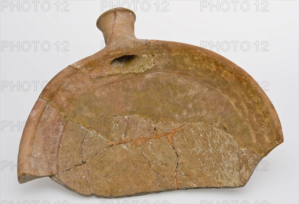 Flat pan, pan holder soil find ceramic earthenware glaze lead glaze, Half flat pan with hollow handle. Red earthenware