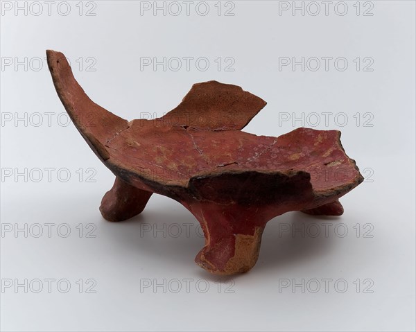 Bottom of grape on three claw feet, glaze spatters, grape cooking pot tableware holder utensils earthenware ceramics pottery