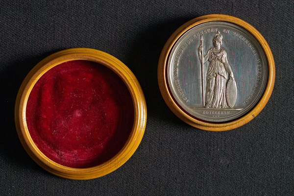 Van der Kellen, Price medal from the Academy of Fine Arts and Technical Sciences, price medal medal silver palm wood wood