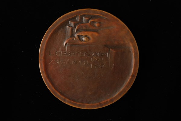 N.V. Ateliers voor Edelsmeed- en Penningkunst v.h. "Koninklijke Begeer", Medal of De Erven De Widow Van Nelle N.V., awarded