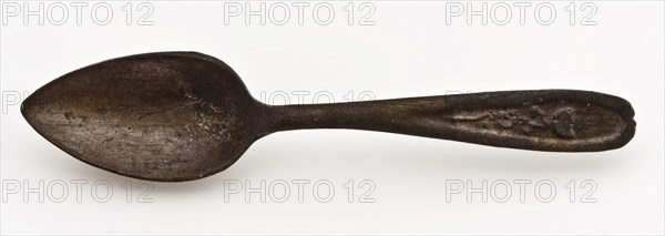 Spoon with pointed oval bowl and stylized flower on stem, spoon cutlery soil find tin metal, cast Pointed oval bowl archeology