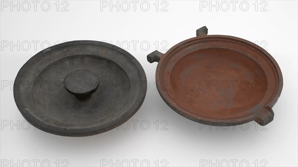 Jan Timmers, Round two-piece bronze mold for deep plate with initials IT and year 1755, cast molding tool tools base metal