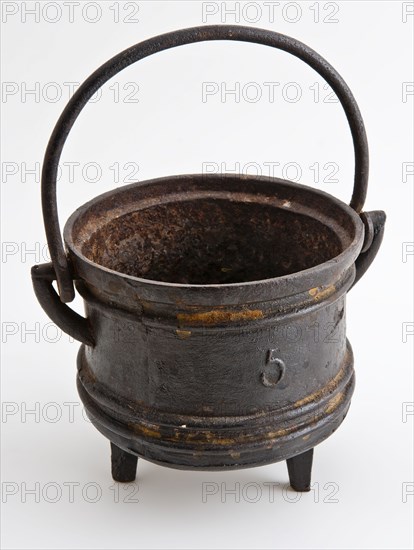 Cast iron melting crucible with handle, marked 5, melting pot pot holder soil find? cast iron iron metal total with handle