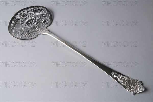 Silversmith: Douwe Eysma, Silver fish shovel, fish scoop ladle spoon kitchenware silver, Silver fish shovel with openwork bowl