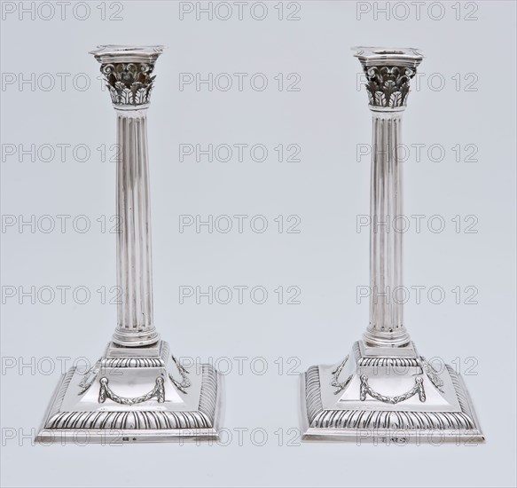 Silversmith: Cornelis Knuijsting, Silver candlestick in the form of corinthian column with capital on square foot decorated