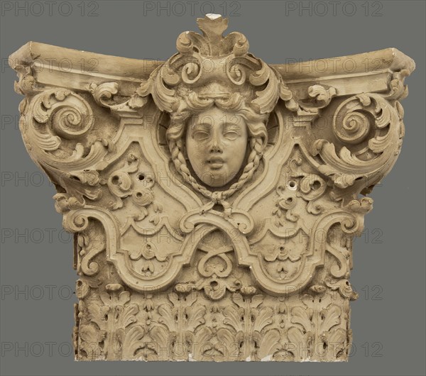 Kapiteel of pilaster, decorated with woman's head and acanthus motifs in relief, capitals building component gypsum paint, d 14.