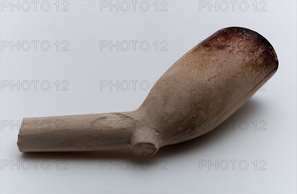 Pipe head, white baking clay, pipe head soil found ceramic pipe earth h 3.5 (approx.) Pressed in mold pressed through pierced