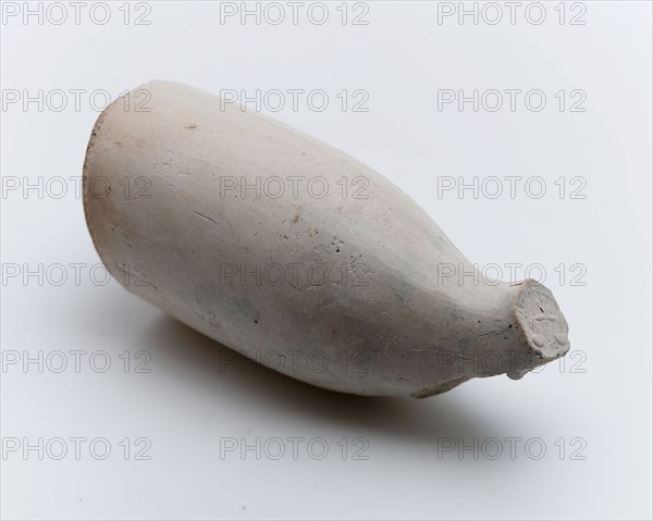 Pipe bowl, white baking clay, pipe head soil found ceramic pipe ground h 3.5 (approx.) Pressed in mold pressed through pierced