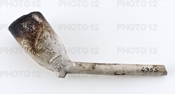 Jan Abramsz de Vet, White pipe bowl, embossed with rooster and male, inward decoration, clay pipe smoking equipment smoke floor