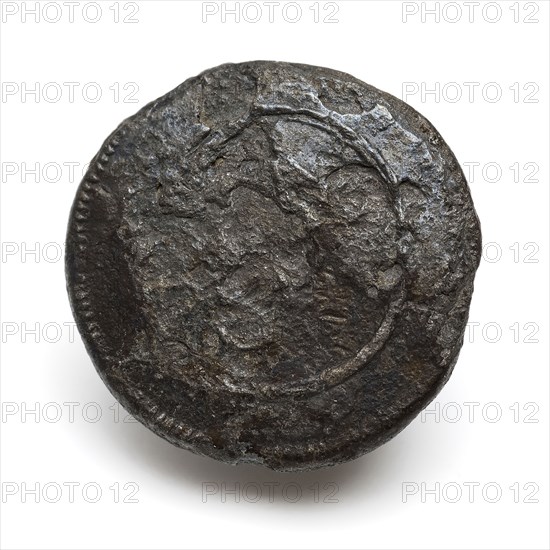 Pewter, flat knot, knot clothing accessory clothing soil find tin metal, cast pewter knot. Schijfvormig Decorated at the top