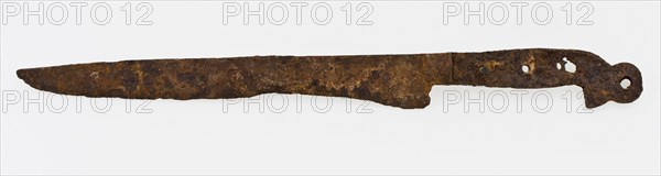 Large type of house knife with long narrow blade and leaf-shaped sting, originally with two handle plates on each side