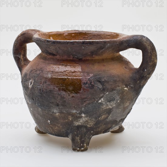 Pottery cooking pot, grape with two sausage ears, on three legs, cooking pot crockery holder kitchen utensils earthenware