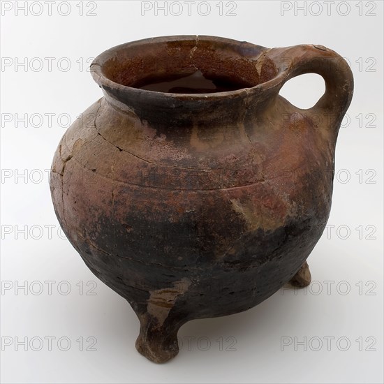Pottery cooker on three legs, grape-model with sausage ear and groove over the shoulder, grape cooking pot tableware holder