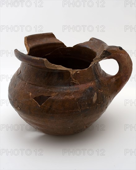 Pottery room comfort on vaulted bottom, stocky model with large neck opening, glazed, pot holder sanitary earthenware ceramic