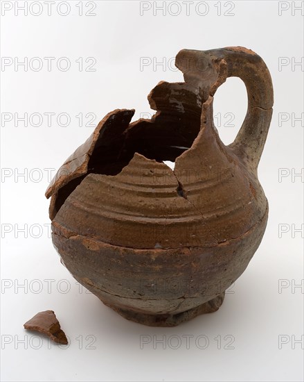 Pottery jug be placed on stand, low belly and strong upright, ribs around the shoulder and abdomen, water jug crockery holder