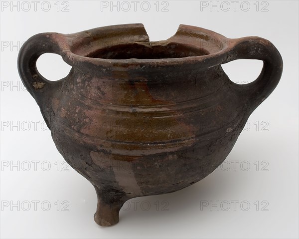 Pottery grape on three legs, two profiled sausage ears, ribs over the shoulder, grape cooking pot tableware holder kitchenware