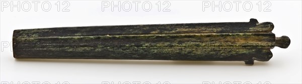 Worked knife blade with top small button, green discolored, knife handle knife cutlery soil find leg, sawn cut drilled blade