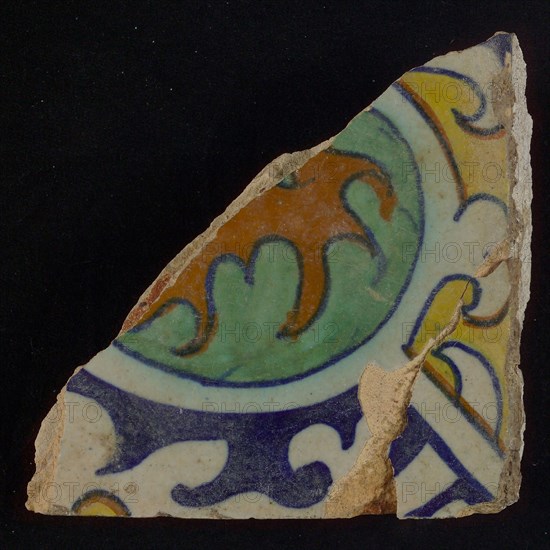 Ornament tile, central kidney-shaped green and brown floral shape, corner motifs, quarter rosette and save technique, wall tile