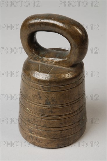 Stool weight with year letter S and weight indication VI, handle weight weight bronze, Weight slightly conical with hollowed-out