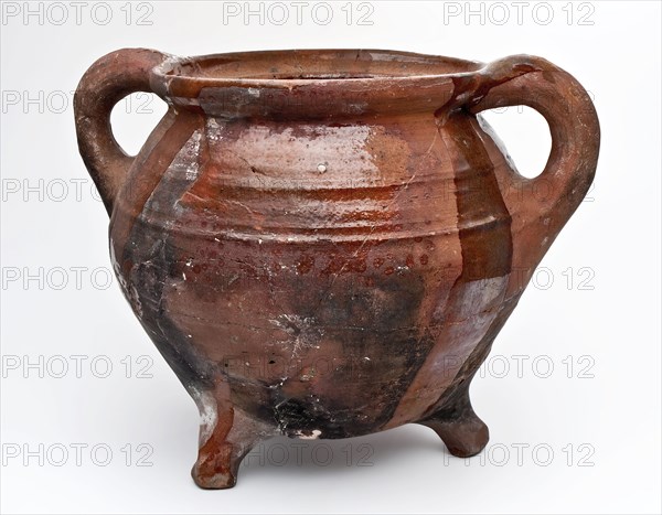Pottery grape on three legs, sparing lead glaze, two ears, two profile rings around the shoulder, grape cooking pot tableware