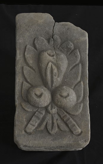 Cornerstone with fruit and leaves, keystone ornament building component sandstone stone, d 15.3