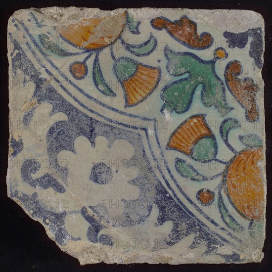 Ornament tile, diagonal ornament in quatrefoil with bows in which orange-apples and flowers, palm corner, corner pattern rosette