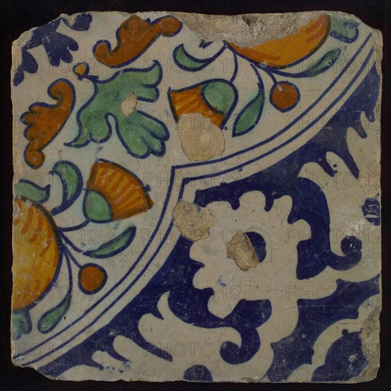 Ornament tile, diagonal ornament in quatrefoil with bows in which orange apples and flowers, palm corner, corner pattern rosette