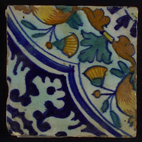 Ornament tile, diagonal ornament in quatrefoil with bows in which orange-apples and flowers, palm corner, corner motif rosette