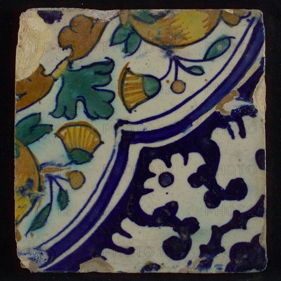 Ornament tile, diagonal ornament in quatrefoil with bows in which orange-apples and flowers, palm corner, corner pattern rosette