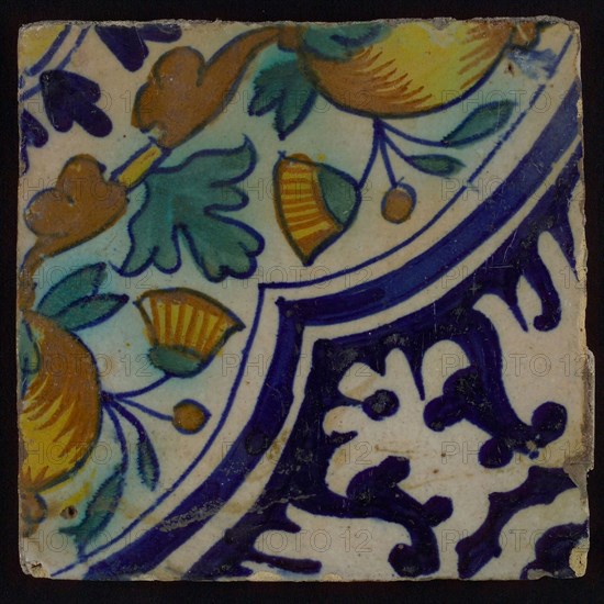 Ornament tile, diagonal ornament in quatrefoil with bows in which orange-apples and flowers, palm corner, corner pattern rosette