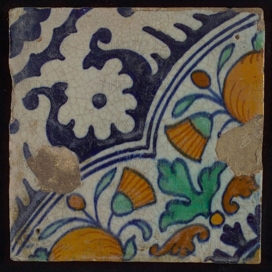 Ornament tile, diagonal ornament in quatrefoil with bows in which orange-apples and flowers, palm corner, corner pattern rosette