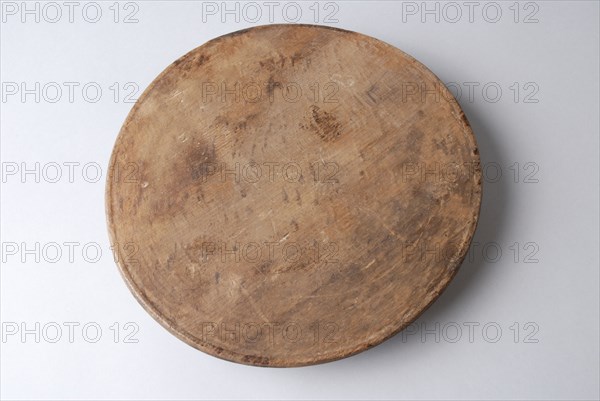 Wooden sign or teljoor, plate crockery holder soil find oak? wood, oval) sawn turned Flat wooden board or teljoor Probably oak