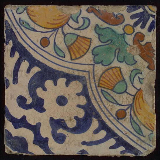 Ornament tile, diagonal ornament in quatrefoil with bows in which orange-apples and flowers, palm corner, corner pattern rosette