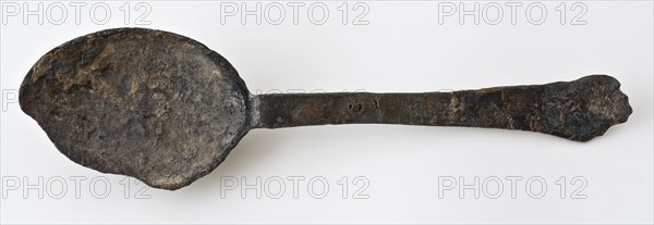 Spoon with oval bowl and straight flat handle with pied the biche as end, spoon cutlery soil find tin metal, cast Oval bowl