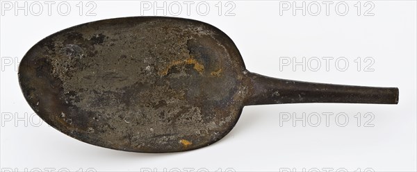 Spoon with elongated, oval bowl and hexagonal handle, spoon cutlery soil find tin metal, cast Oval tray double-faced hexagonal