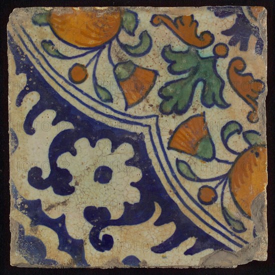 Ornament tile, diagonal ornament in quatrefoil with bows in which orange-apples and flowers, palm corner, corner motif rosette