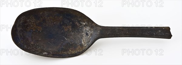 Spoon with elongated, oval bowl and hexagonal handle, spoon cutlery soil find tin metal, cast Elongated oval box rat tail