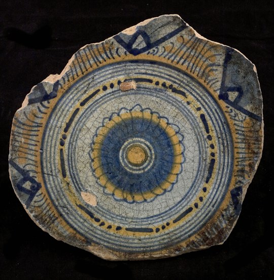 Majolica dish with polychrome decoration, rosette, dish crockery holder soil find ceramic earthenware glaze lead glaze tin glaze