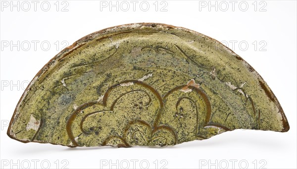 Dish on stand fins, incised rosette in the mirror, dish crockery holder soil find ceramic earthenware clay engobe glaze lead