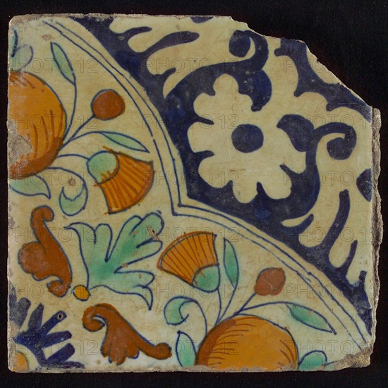 Ornament tile, diagonal ornament in quatrefoil with bows in which orange-apples and flowers, palm corner, corner pattern rosette