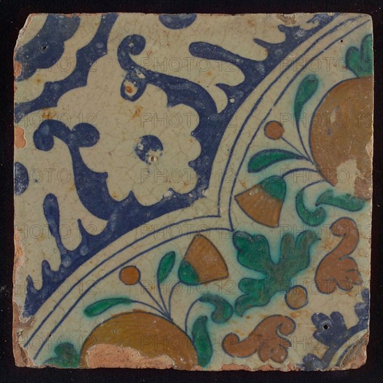 Ornament tile, diagonal ornament in quatrefoil with bows in which orange-apples and flowers, palm corner, corner pattern rosette