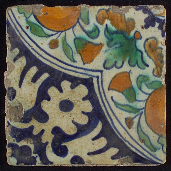 Ornament tile, diagonal ornament in quatrefoil with bows in which orange-apples and flowers, palm corner, corner motif rosette