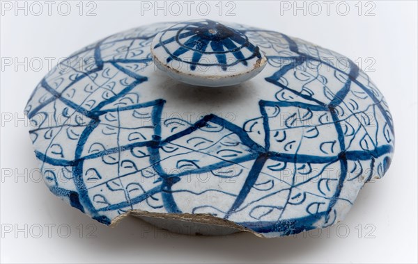 Pottery lid of apotherspot, faience, decor in blue and white, lid closure part apothecary jar holder soil find ceramic