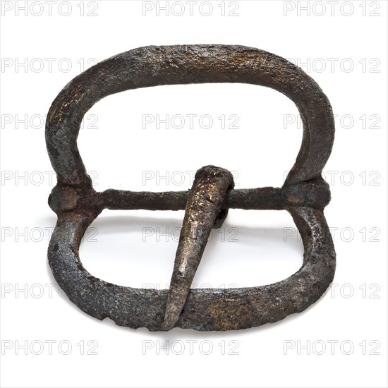 Buckle with two oval eyes, buckled model, buckle fastener component soil find copper bronze metal largest, cast Large copper